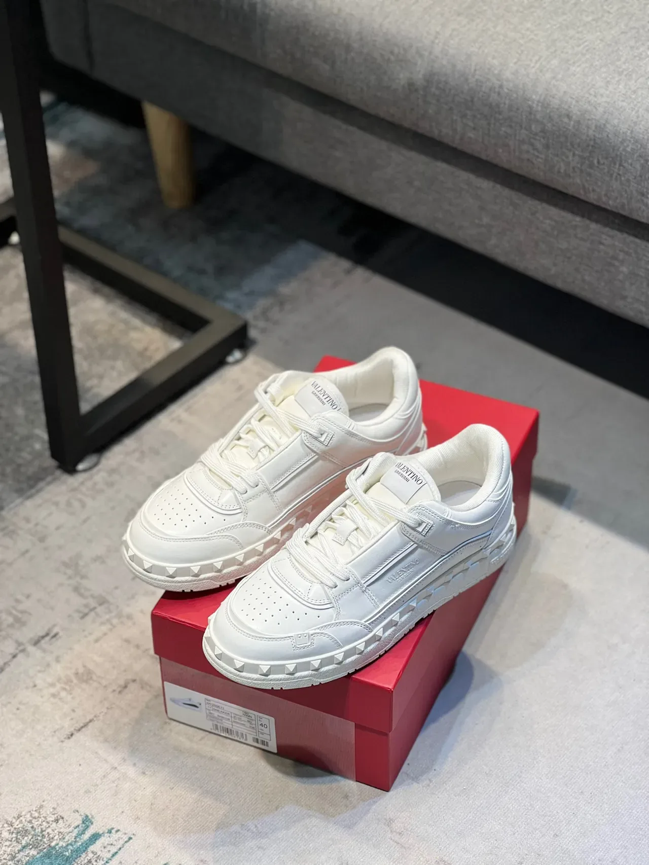 Valentino Rockstud Tênis Lifestyle de Couro Branco com Pirâmides Studded 7