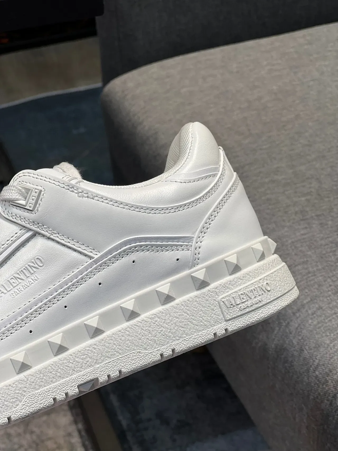 Valentino Rockstud Tênis Lifestyle de Couro Branco com Pirâmides Studded 8