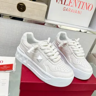 Valentino Rockstud सफेद क्विल्टेड लेदर प्लेटफॉर्म लाइफस्टाइल स्नीकर