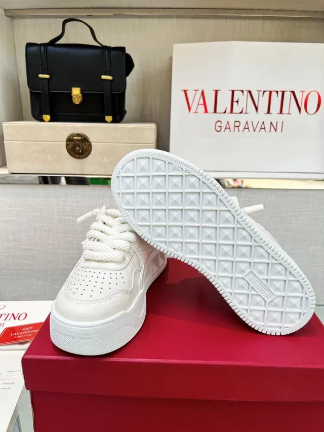 Valentino Rockstud सफेद क्विल्टेड लेदर प्लेटफॉर्म लाइफस्टाइल स्नीकर 2