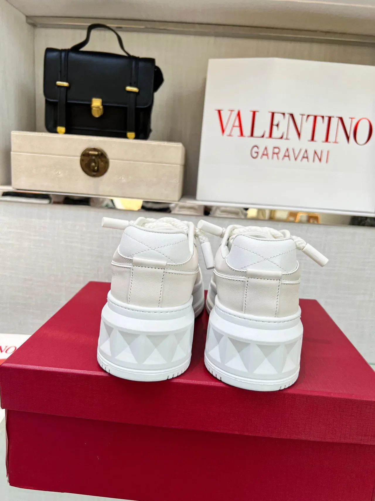 Valentino Rockstud सफेद क्विल्टेड लेदर प्लेटफॉर्म लाइफस्टाइल स्नीकर 3
