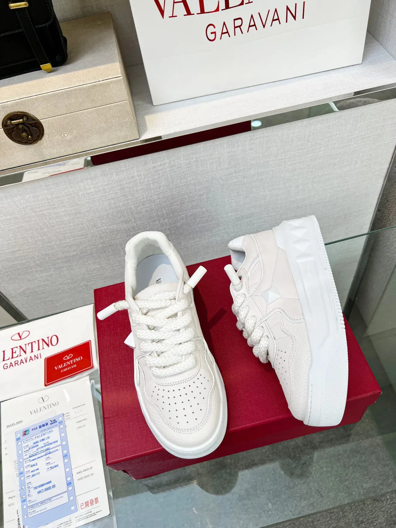 Valentino Rockstud सफेद क्विल्टेड लेदर प्लेटफॉर्म लाइफस्टाइल स्नीकर 5