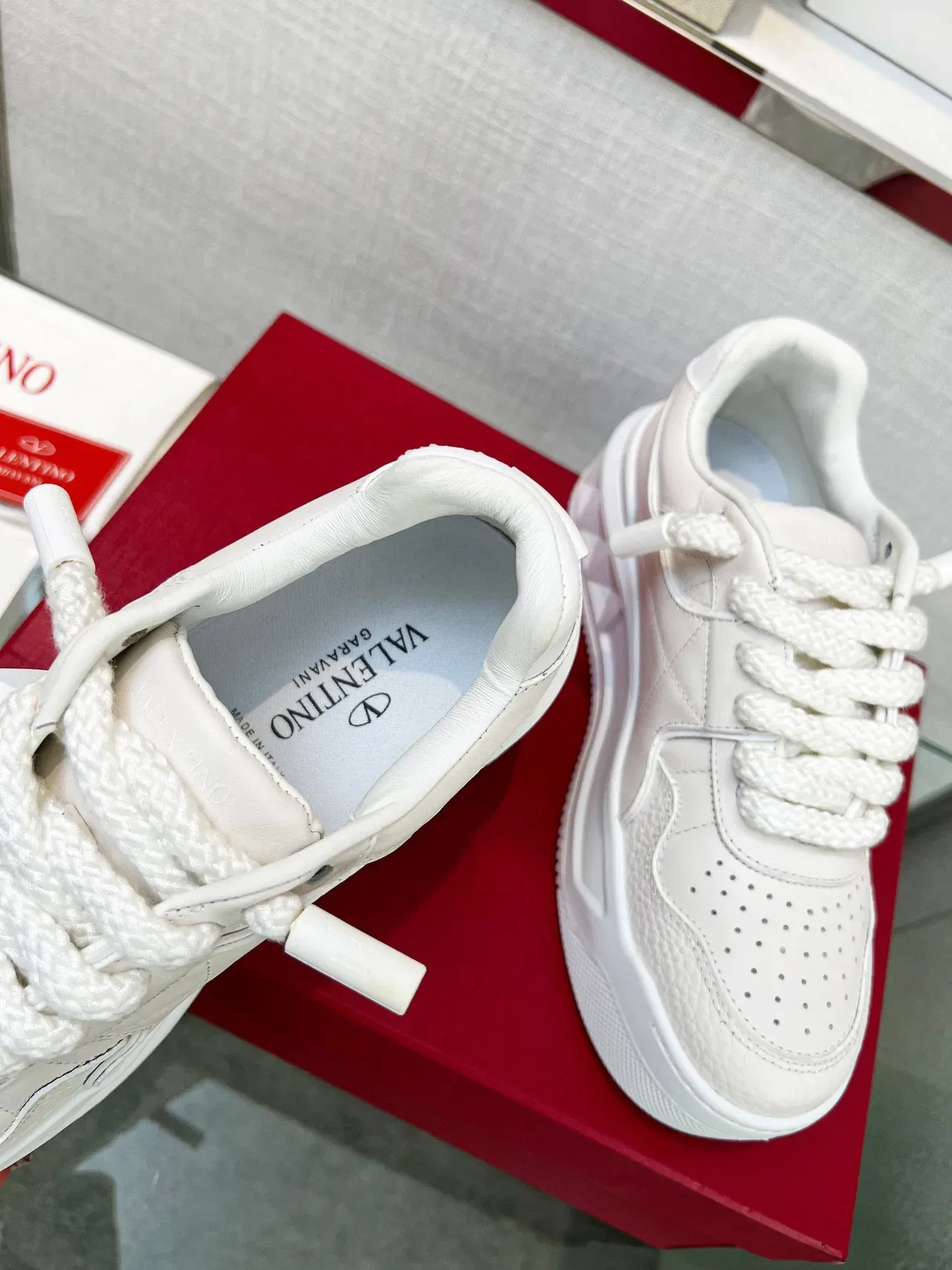 Valentino Rockstud सफेद क्विल्टेड लेदर प्लेटफॉर्म लाइफस्टाइल स्नीकर 6