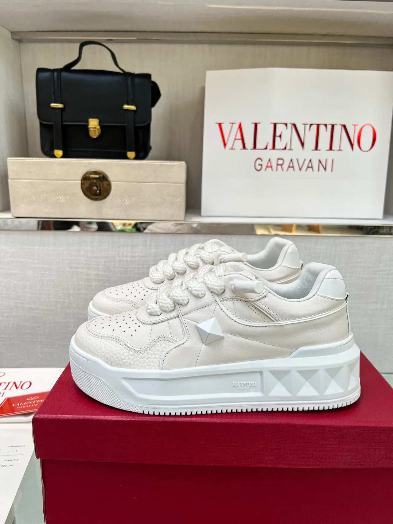 Valentino Rockstud सफेद क्विल्टेड लेदर प्लेटफॉर्म लाइफस्टाइल स्नीकर 9