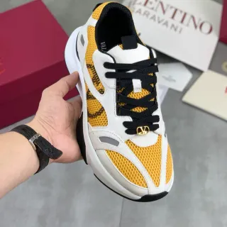 Valentino Rockstud हलুদ সাদা সোল মেশ এবং স্যুড ওভারলে চাঙ্কি স্নিকার