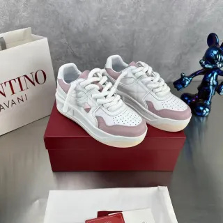 Valentino sneakers lifestyle brancos e rosados com solado de plataforma e bico perfurado