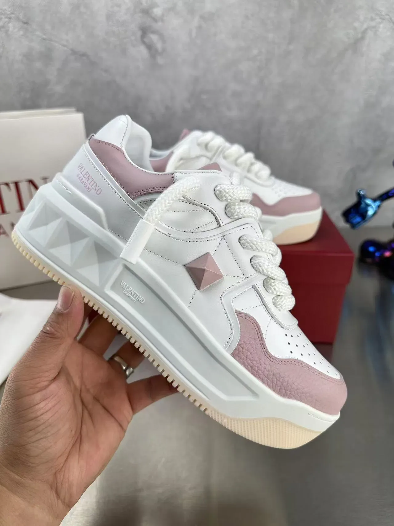 Valentino sneakers lifestyle brancos e rosados com solado de plataforma e bico perfurado 2