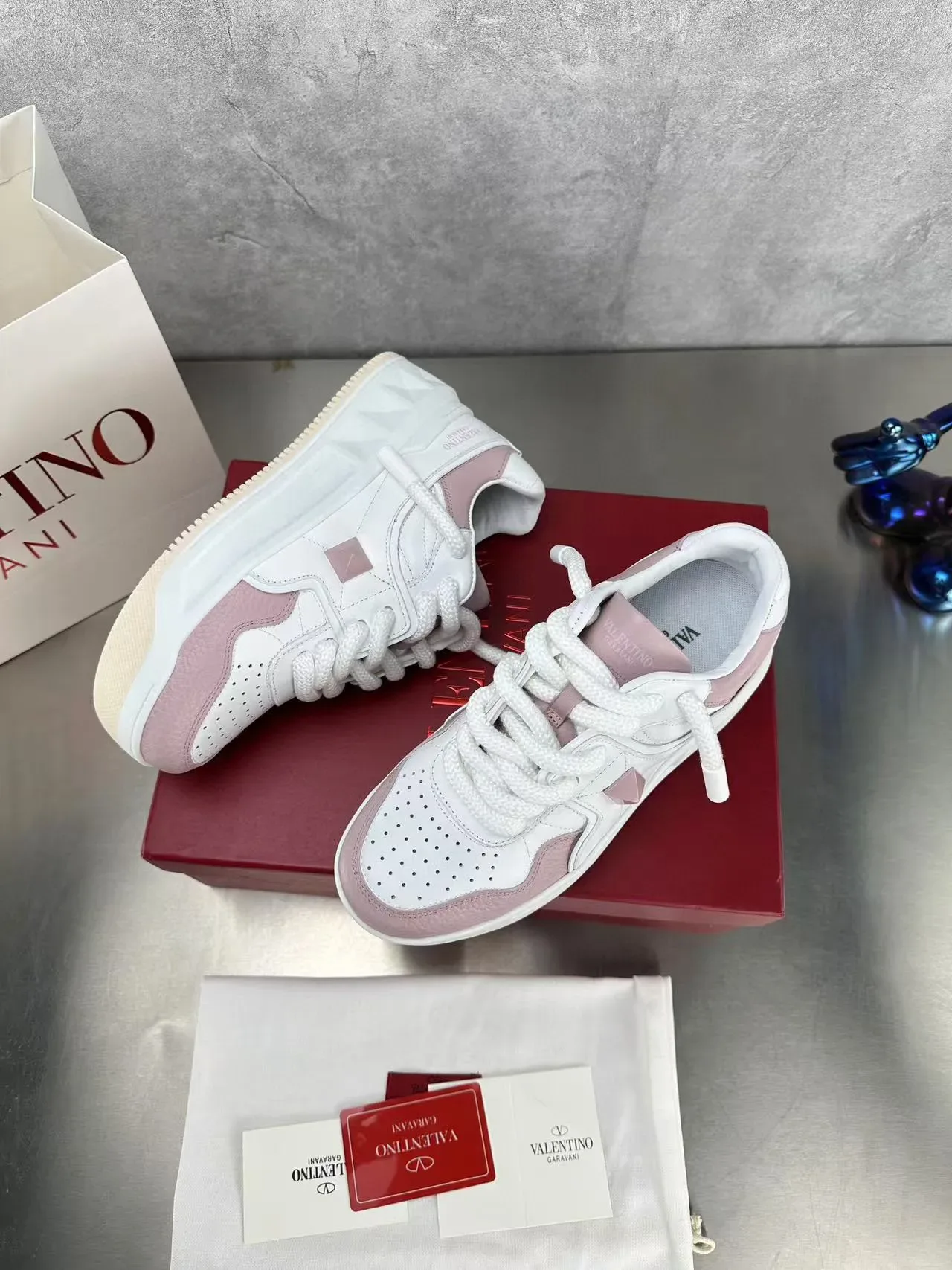 Valentino sneakers lifestyle brancos e rosados com solado de plataforma e bico perfurado 3