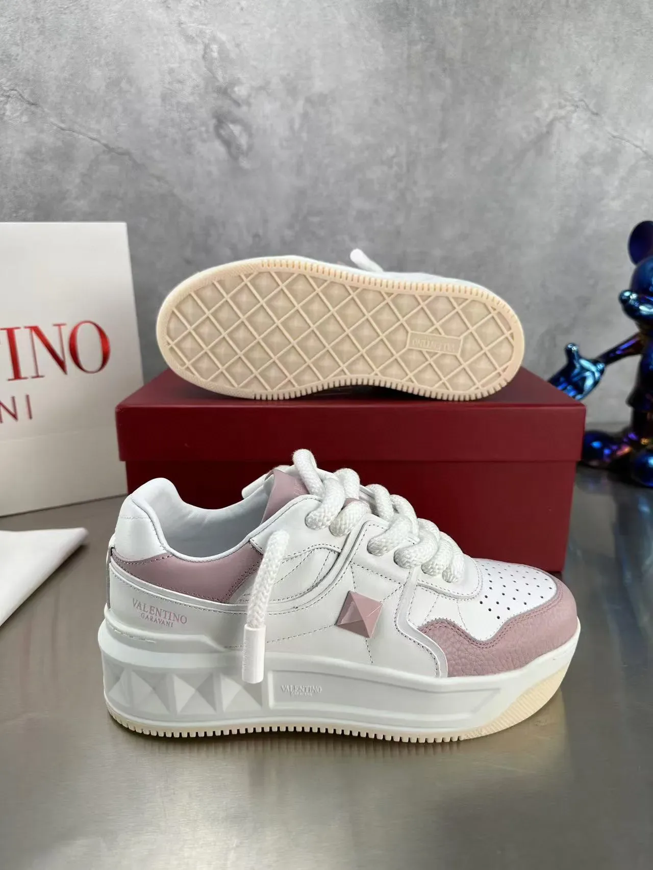 Valentino sneakers lifestyle brancos e rosados com solado de plataforma e bico perfurado 4