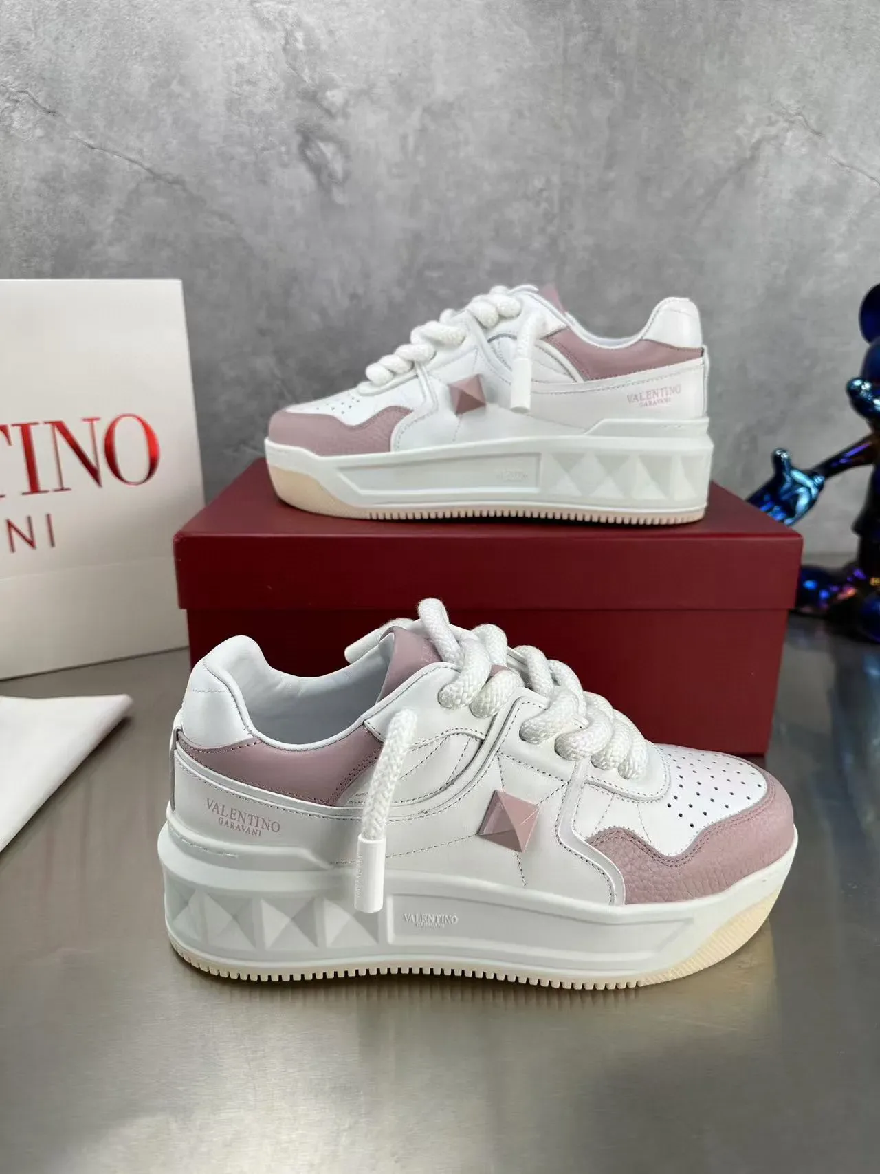 Valentino sneakers lifestyle brancos e rosados com solado de plataforma e bico perfurado 5