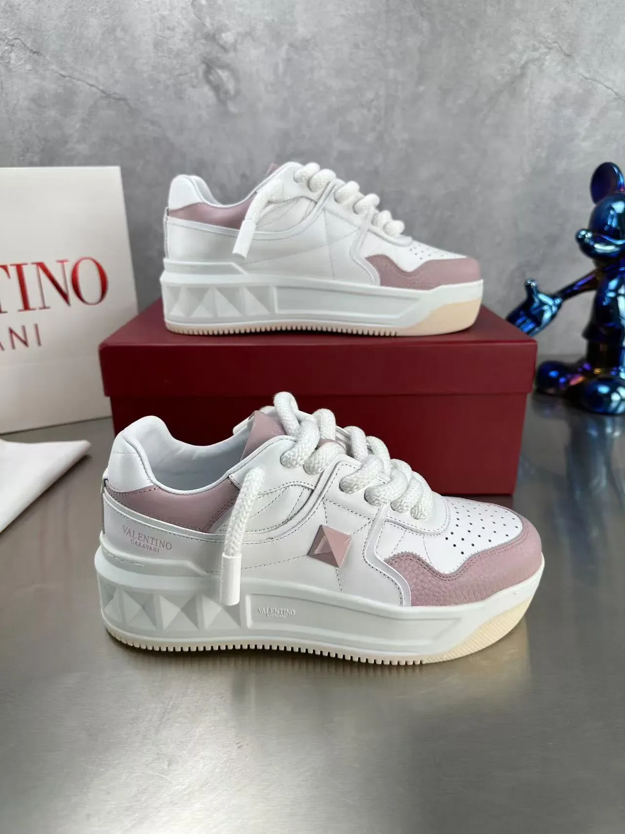 Valentino sneakers lifestyle brancos e rosados com solado de plataforma e bico perfurado 6