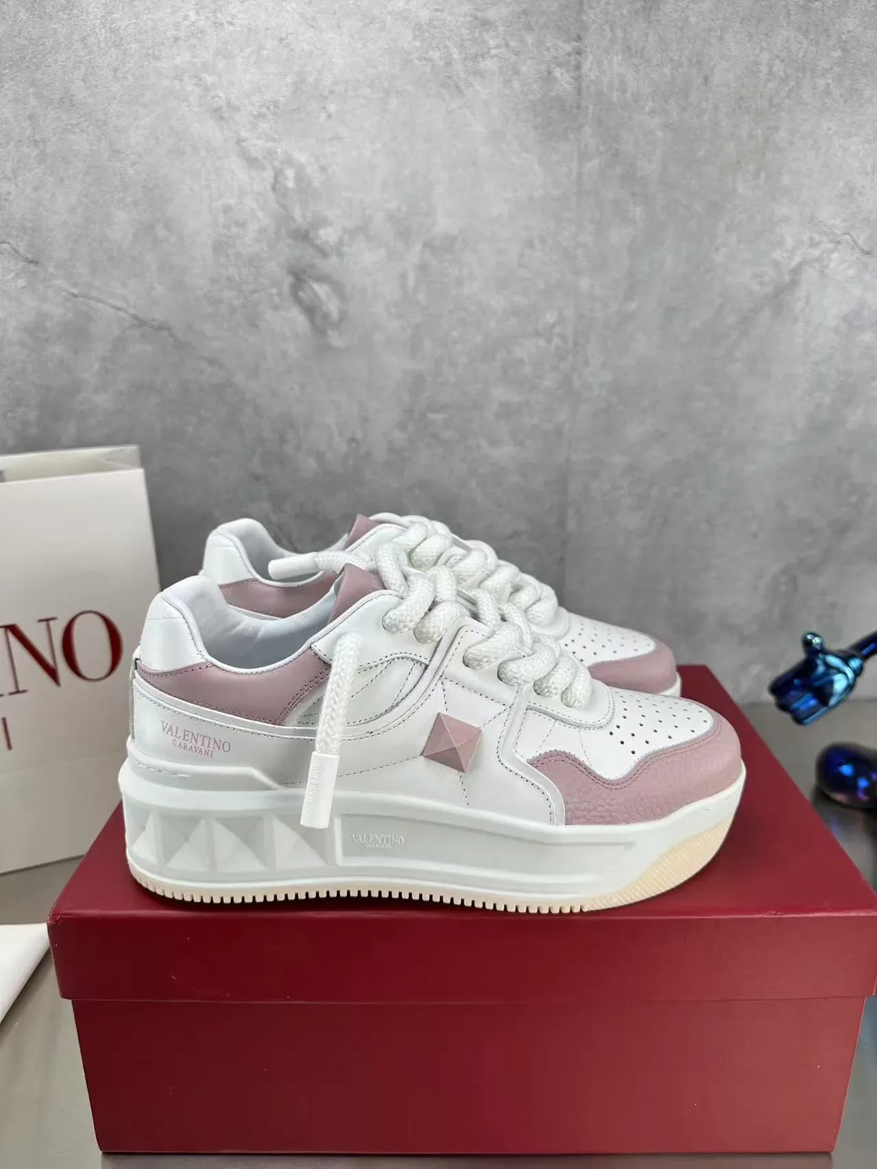 Valentino sneakers lifestyle brancos e rosados com solado de plataforma e bico perfurado 7