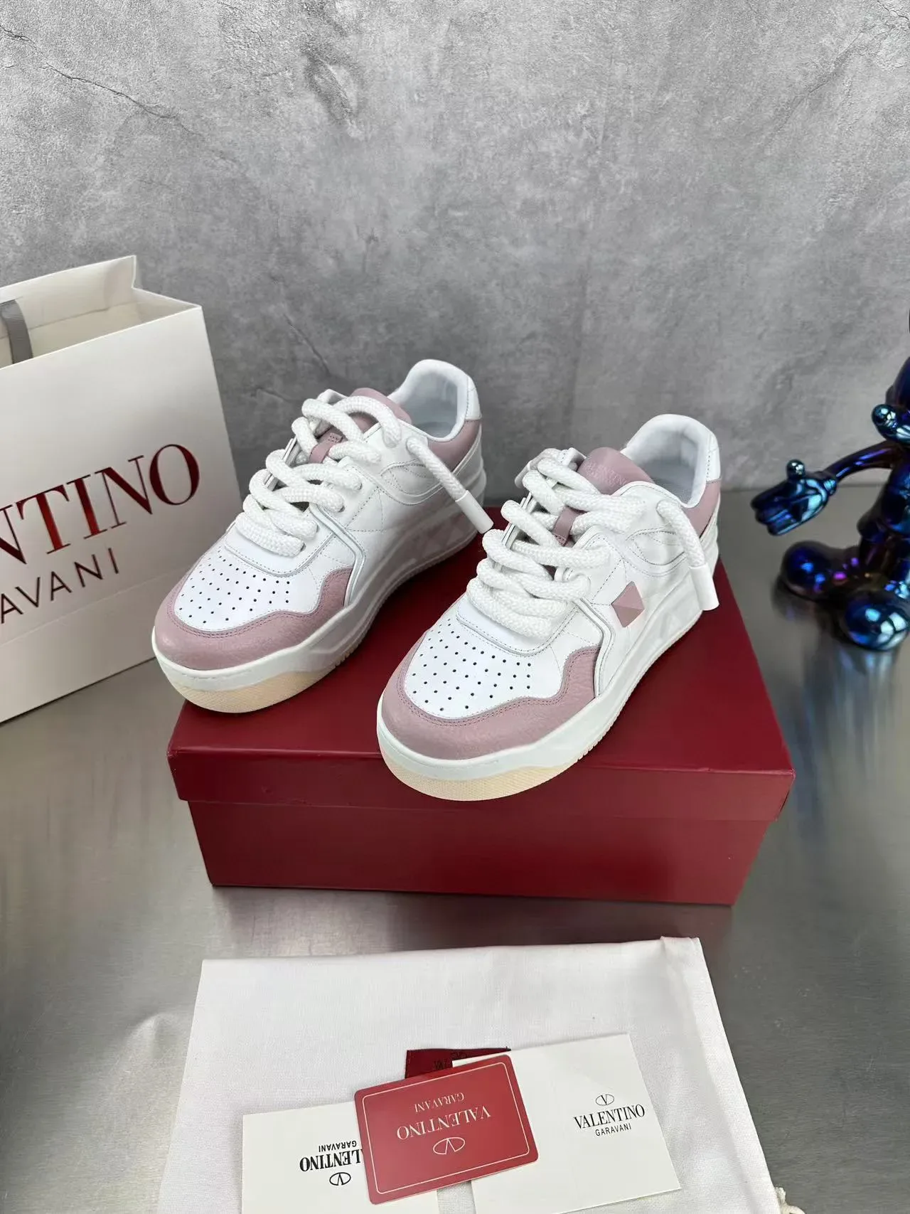 Valentino sneakers lifestyle brancos e rosados com solado de plataforma e bico perfurado 8