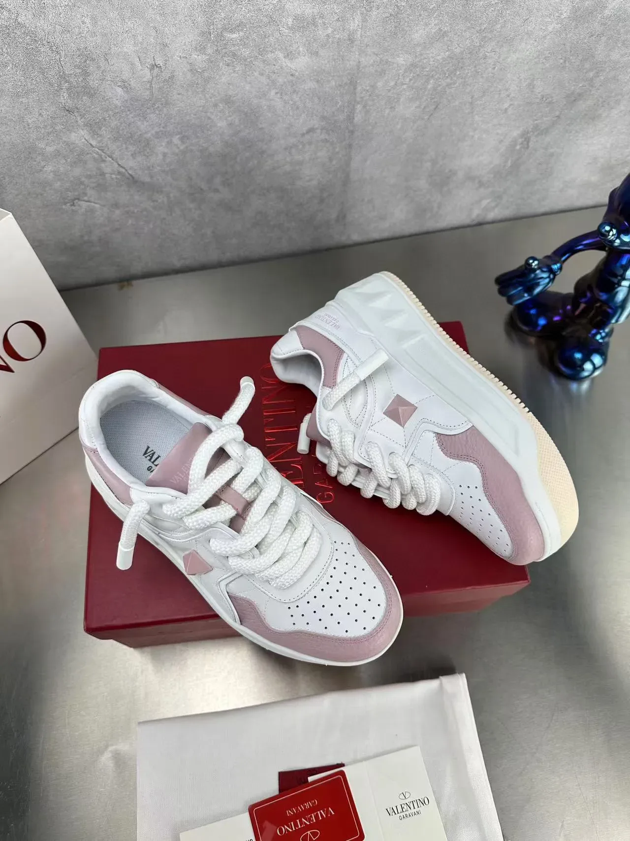 Valentino sneakers lifestyle brancos e rosados com solado de plataforma e bico perfurado 9