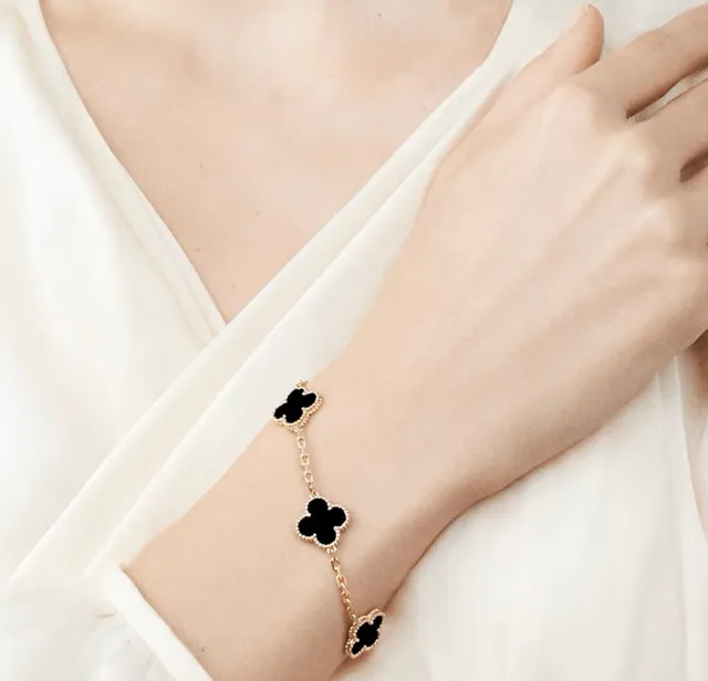 Van Cleef & Arpels Alhambra Five Motif काली एनामेल सोने की कंगन 4