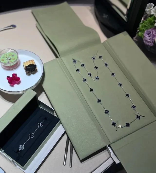 Van Cleef & Arpels Alhambra Five Motif سوار أونيكس أسود 2
