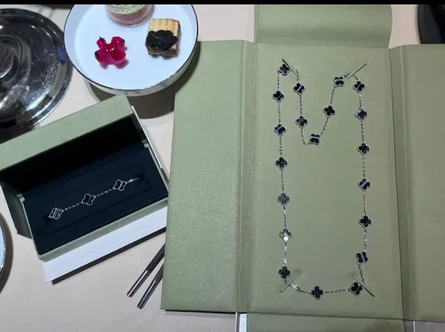 Van Cleef & Arpels Alhambra Five Motif سوار أونيكس أسود 3