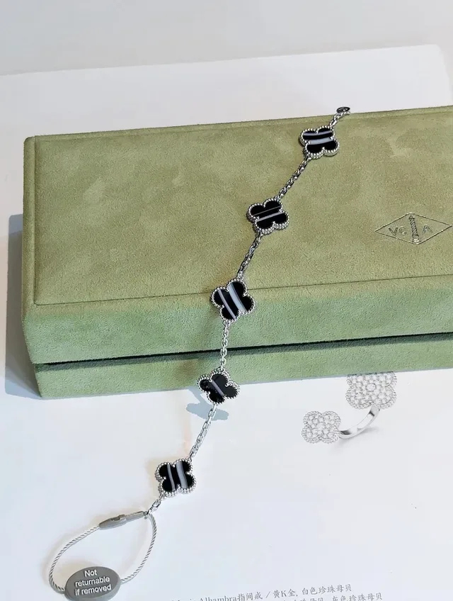 Van Cleef & Arpels Alhambra Five Motif سوار أونيكس أسود 6