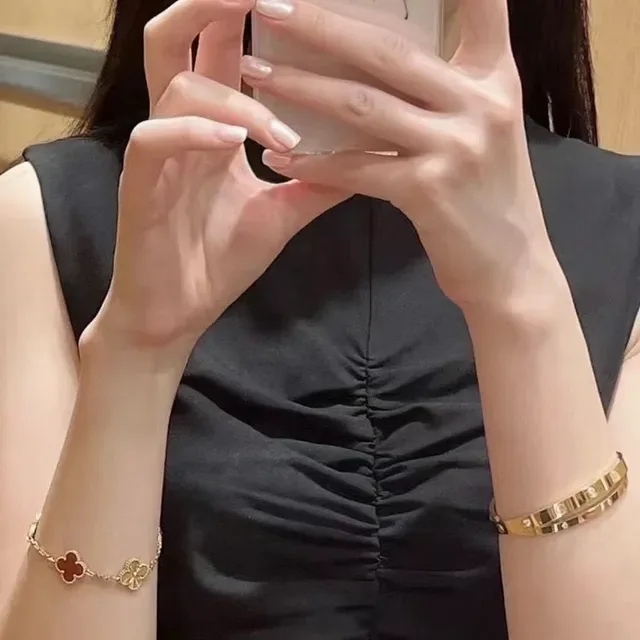 Van Cleef & Arpels Alhambra Pulseira Cinco Motivos Esmalte Vermelho e Ouro 2
