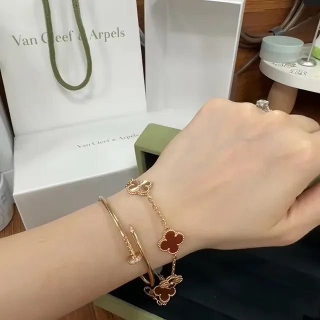 Van Cleef & Arpels Alhambra Pulseira Cinco Motivos Esmalte Vermelho e Ouro 3