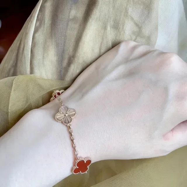 Van Cleef & Arpels Alhambra Pulseira Cinco Motivos Esmalte Vermelho e Ouro 4