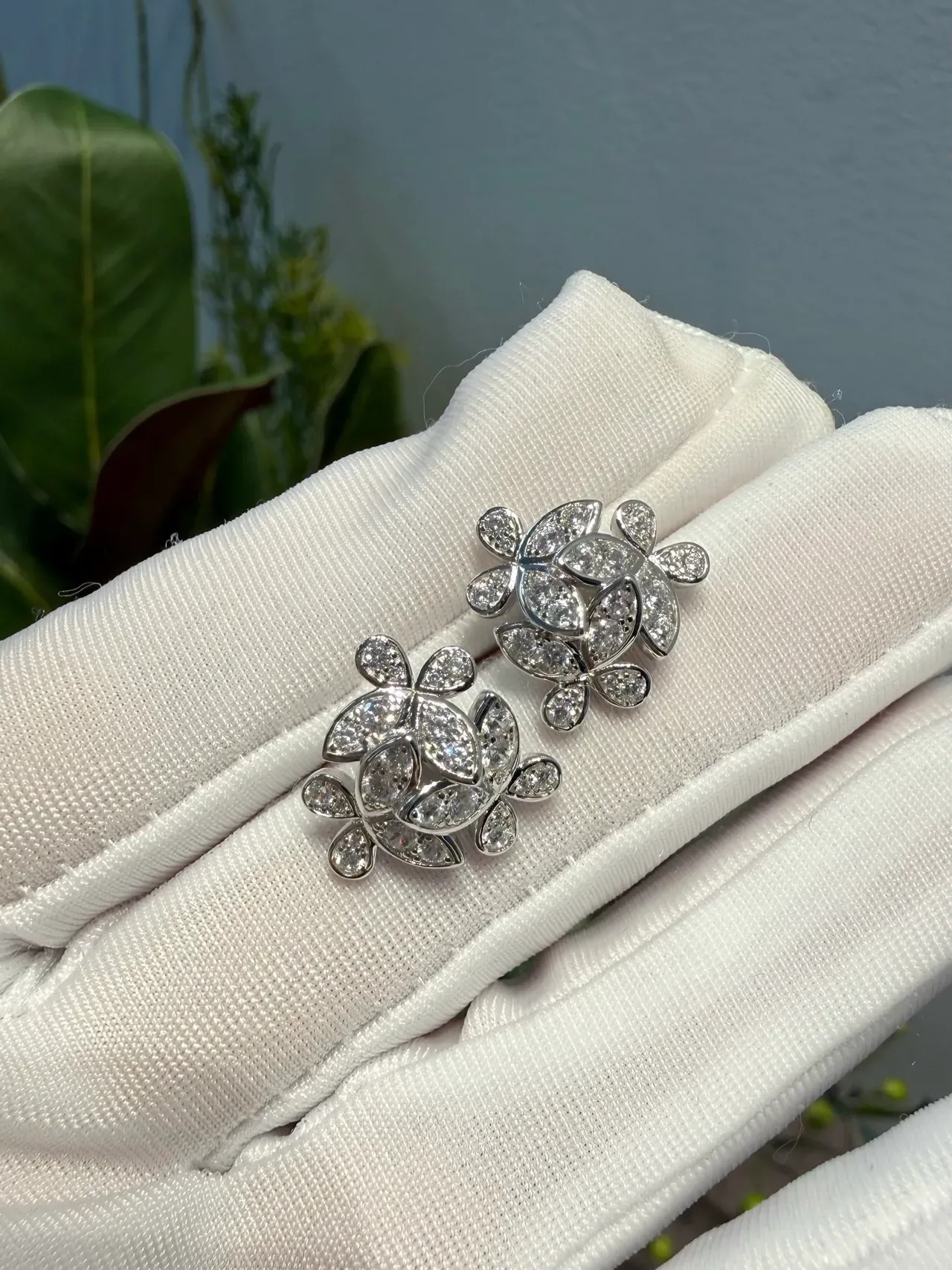 Van Cleef & Arpels Pendientes Stud Alhambra-Inspired Floral Pavé 3
