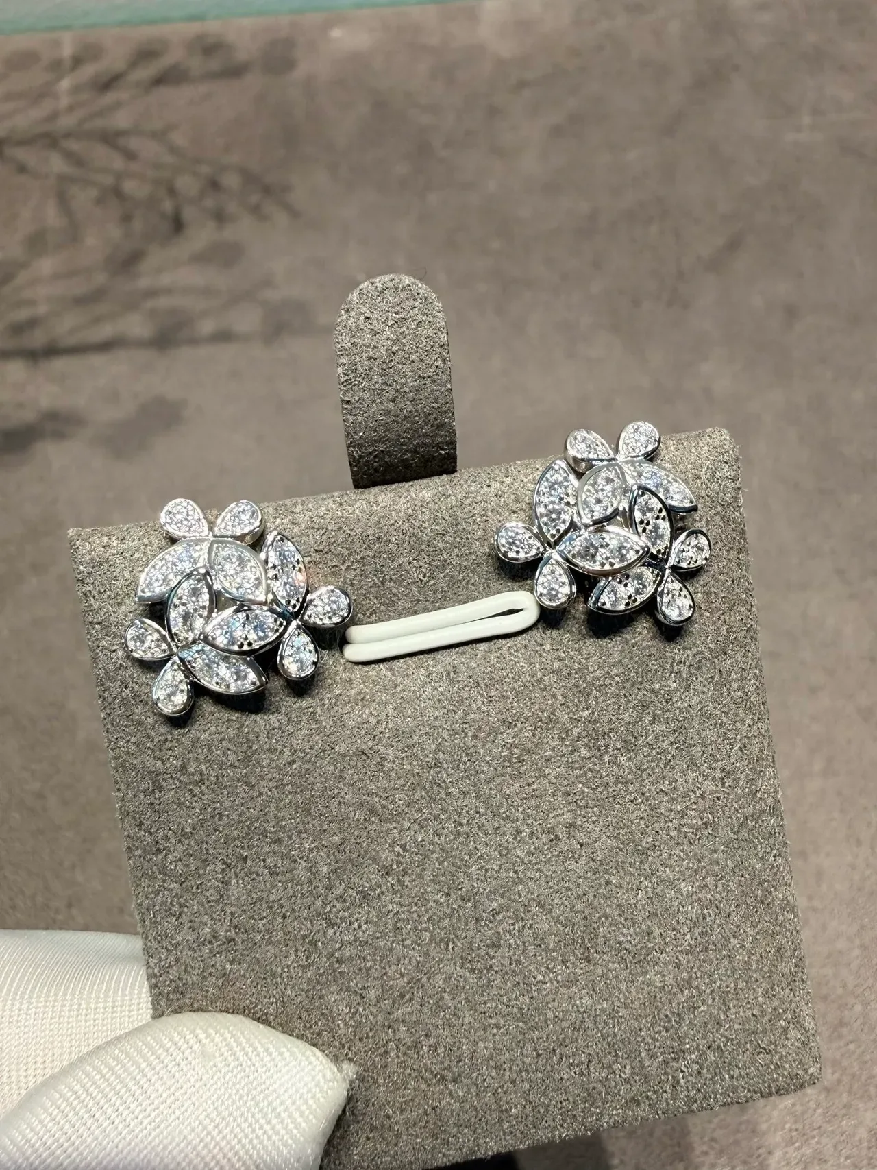 Van Cleef & Arpels Pendientes Stud Alhambra-Inspired Floral Pavé 5
