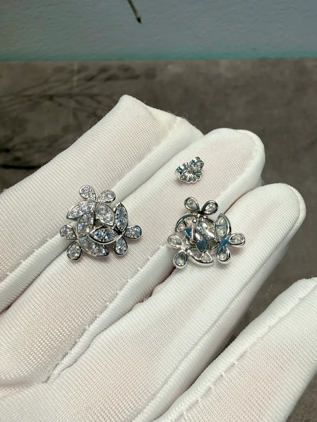 Van Cleef & Arpels Pendientes Stud Alhambra-Inspired Floral Pavé 6