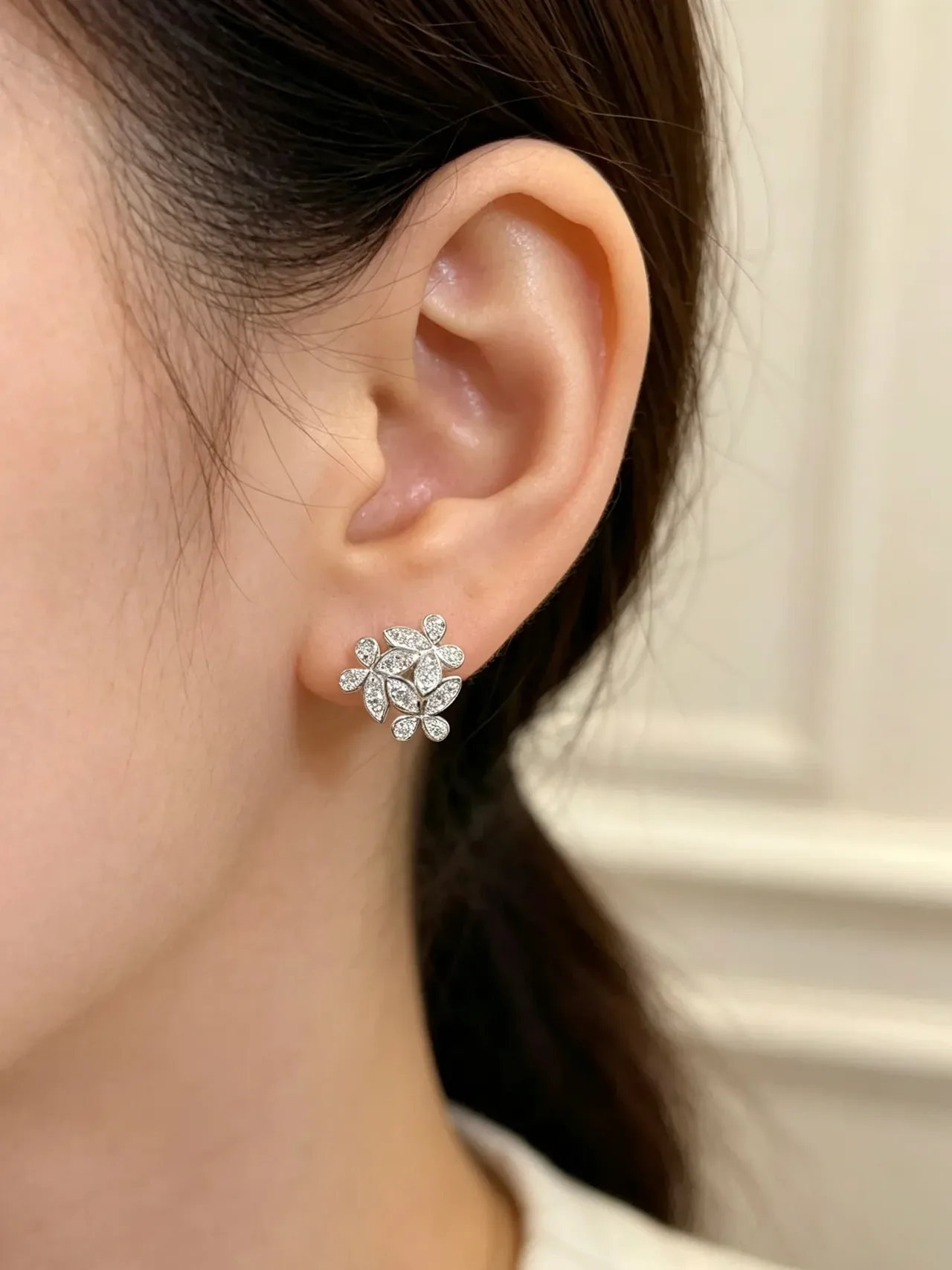 Van Cleef & Arpels Pendientes Stud Alhambra-Inspired Floral Pavé 7