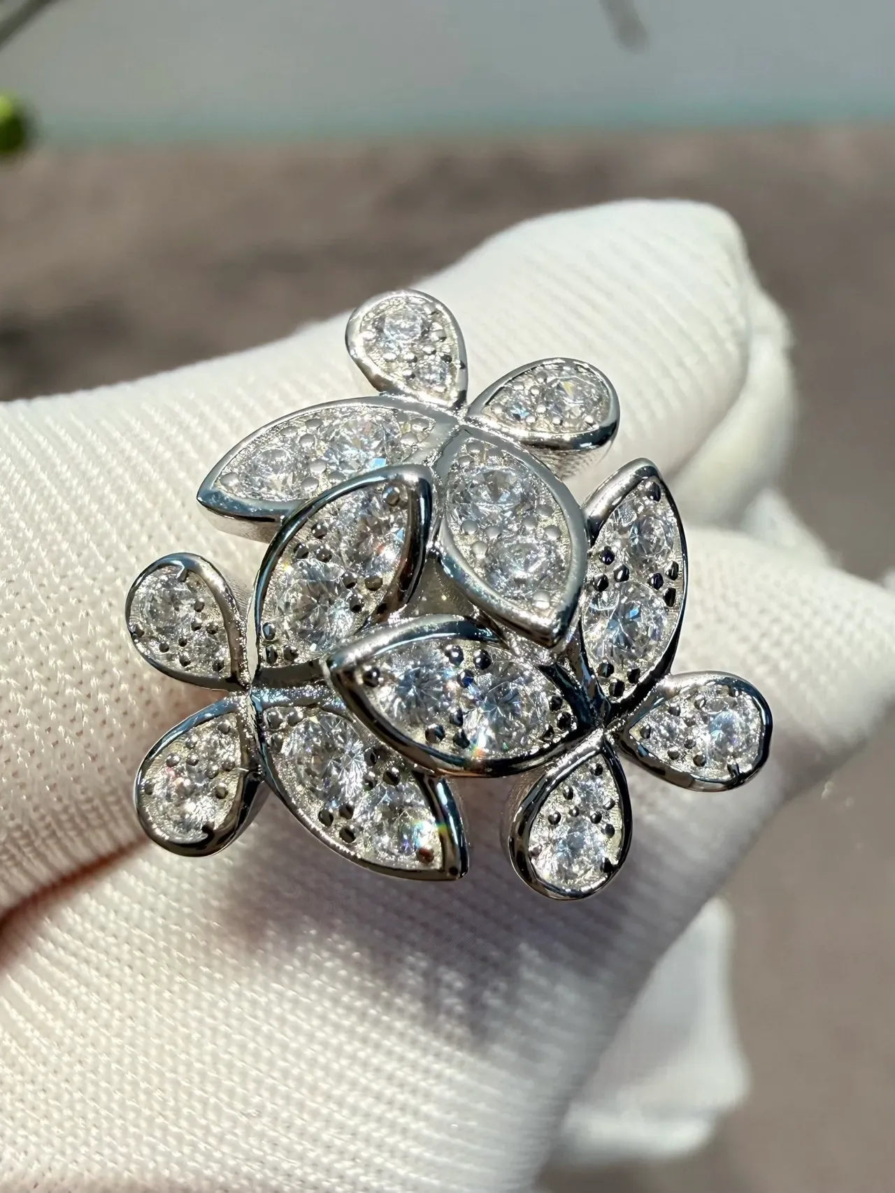 Van Cleef & Arpels Pendientes Stud Alhambra-Inspired Floral Pavé 8