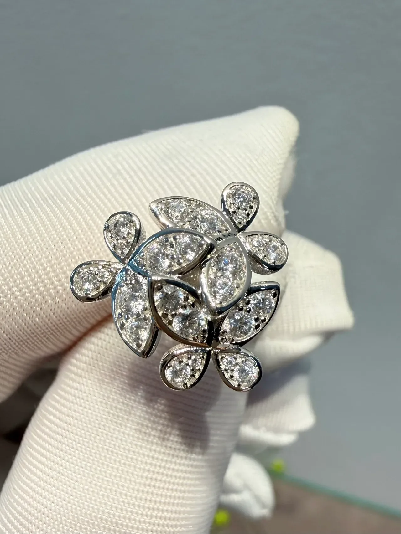 Van Cleef & Arpels Pendientes Stud Alhambra-Inspired Floral Pavé 9