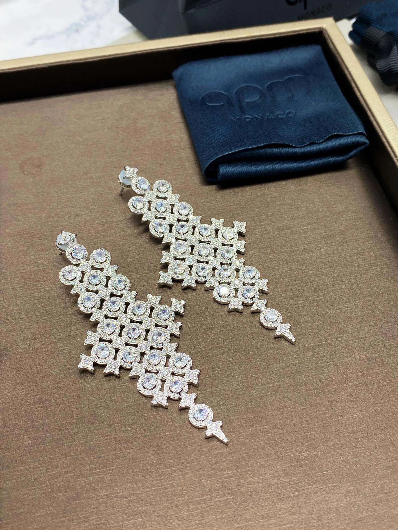 Van Cleef & Arpels चांदेलियर Pavé क्रॉस मोटिफ कर्णफूल 3