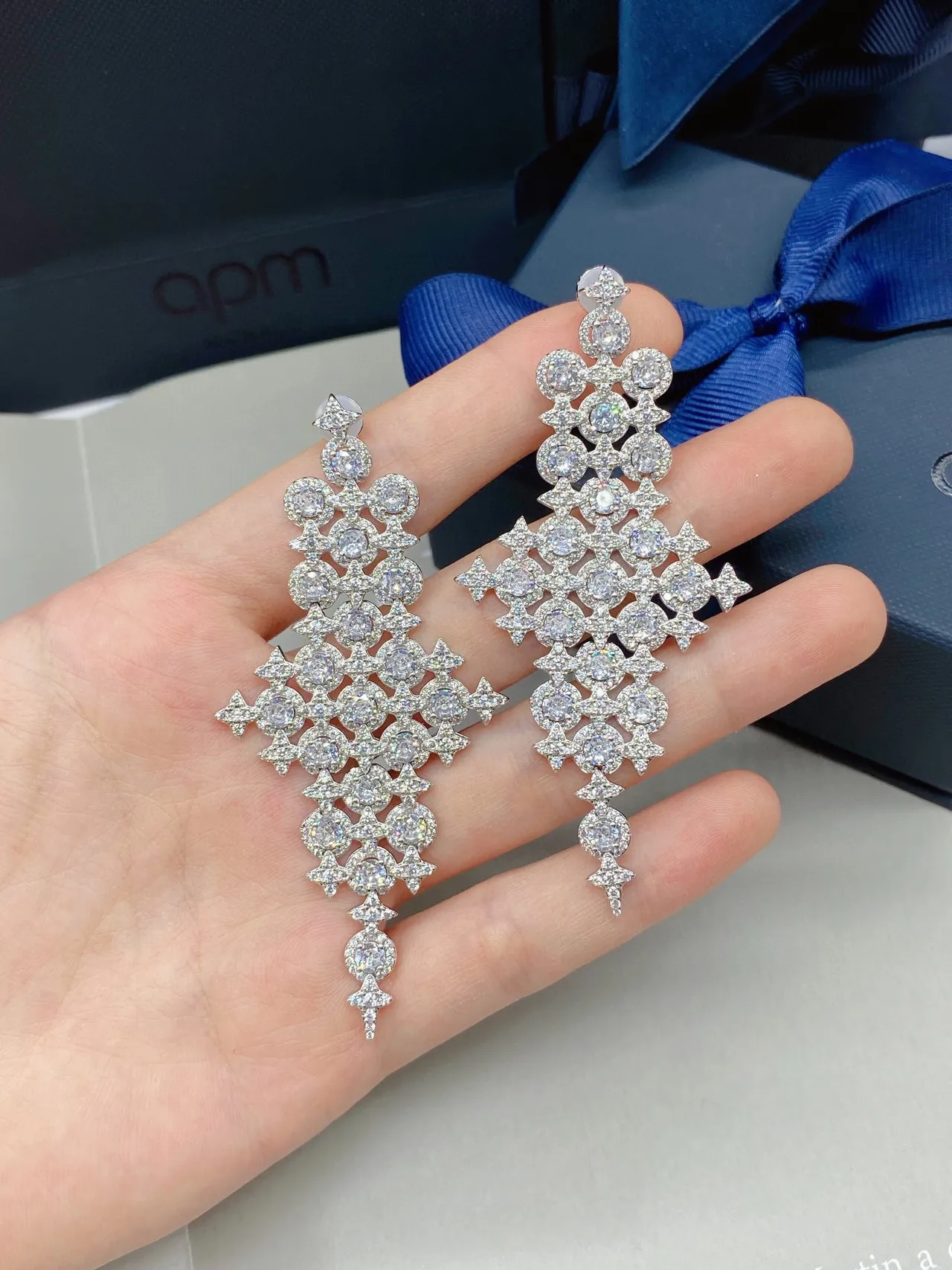 Van Cleef & Arpels चांदेलियर Pavé क्रॉस मोटिफ कर्णफूल 6