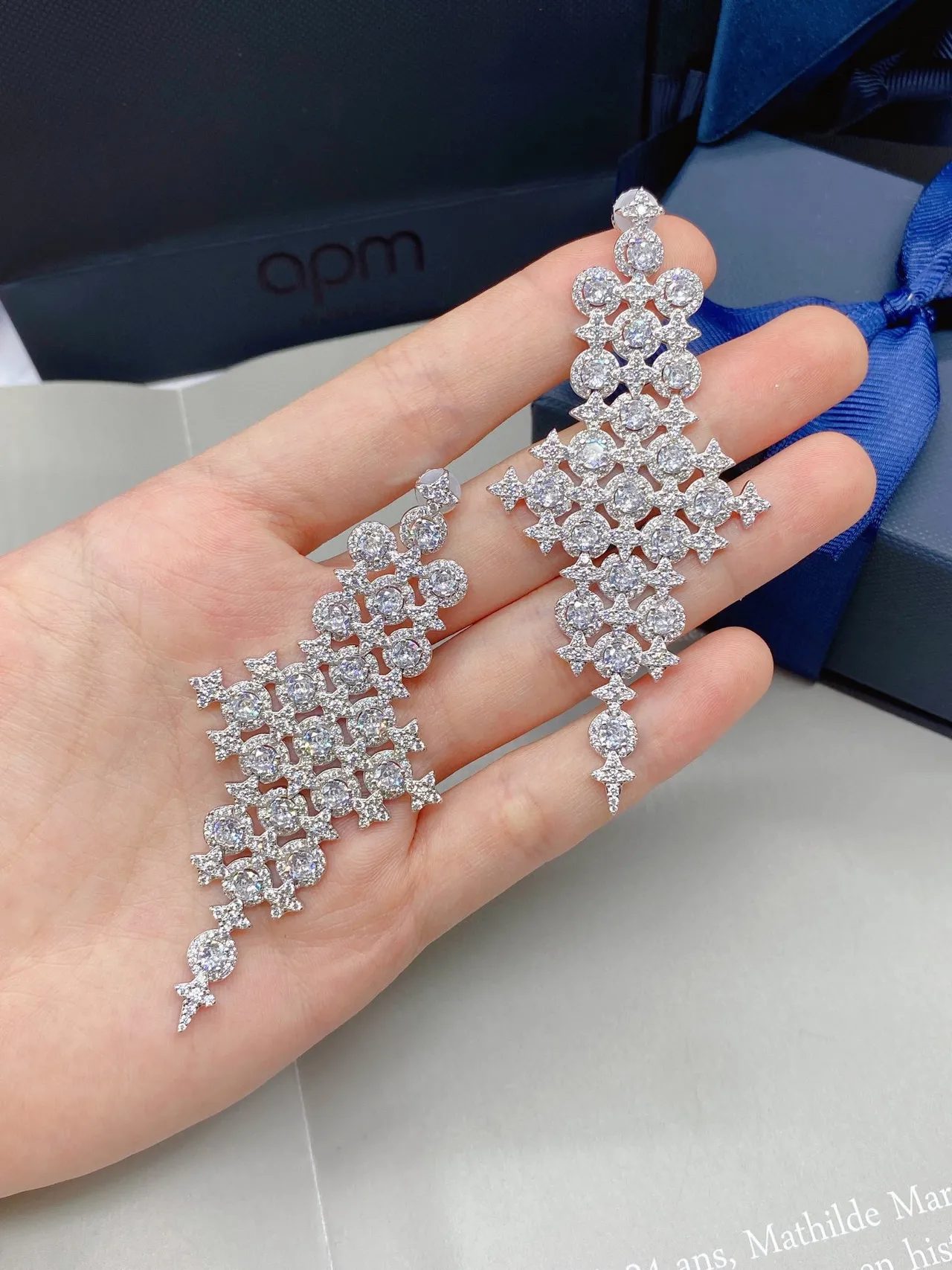 Van Cleef & Arpels चांदेलियर Pavé क्रॉस मोटिफ कर्णफूल 7