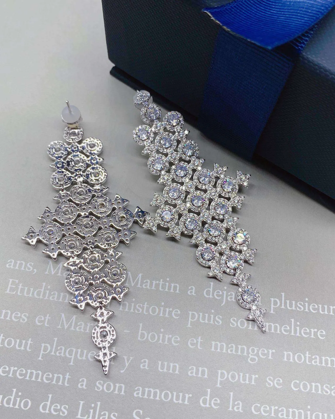 Van Cleef & Arpels चांदेलियर Pavé क्रॉस मोटिफ कर्णफूल 8