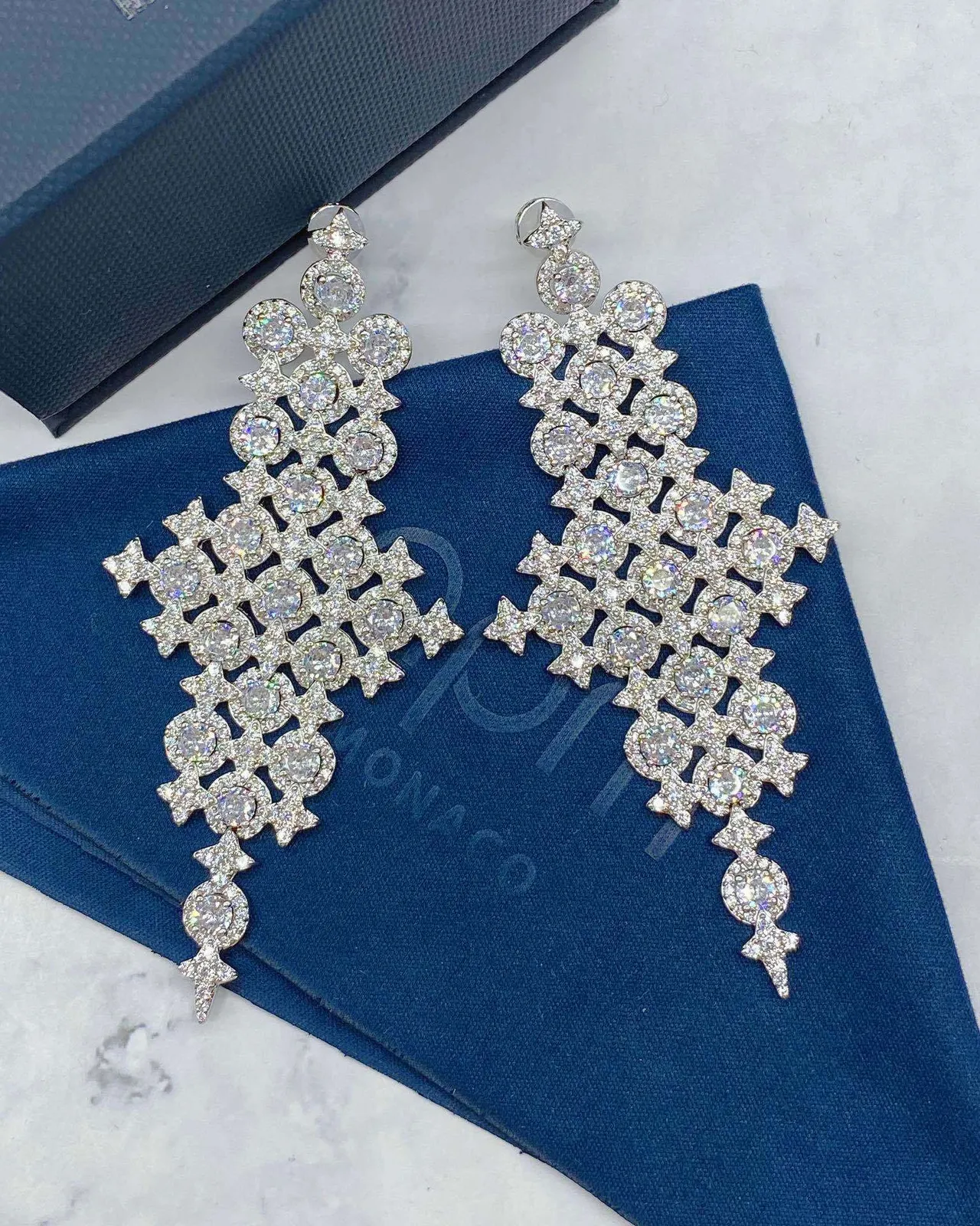 Van Cleef & Arpels चांदेलियर Pavé क्रॉस मोटिफ कर्णफूल 9