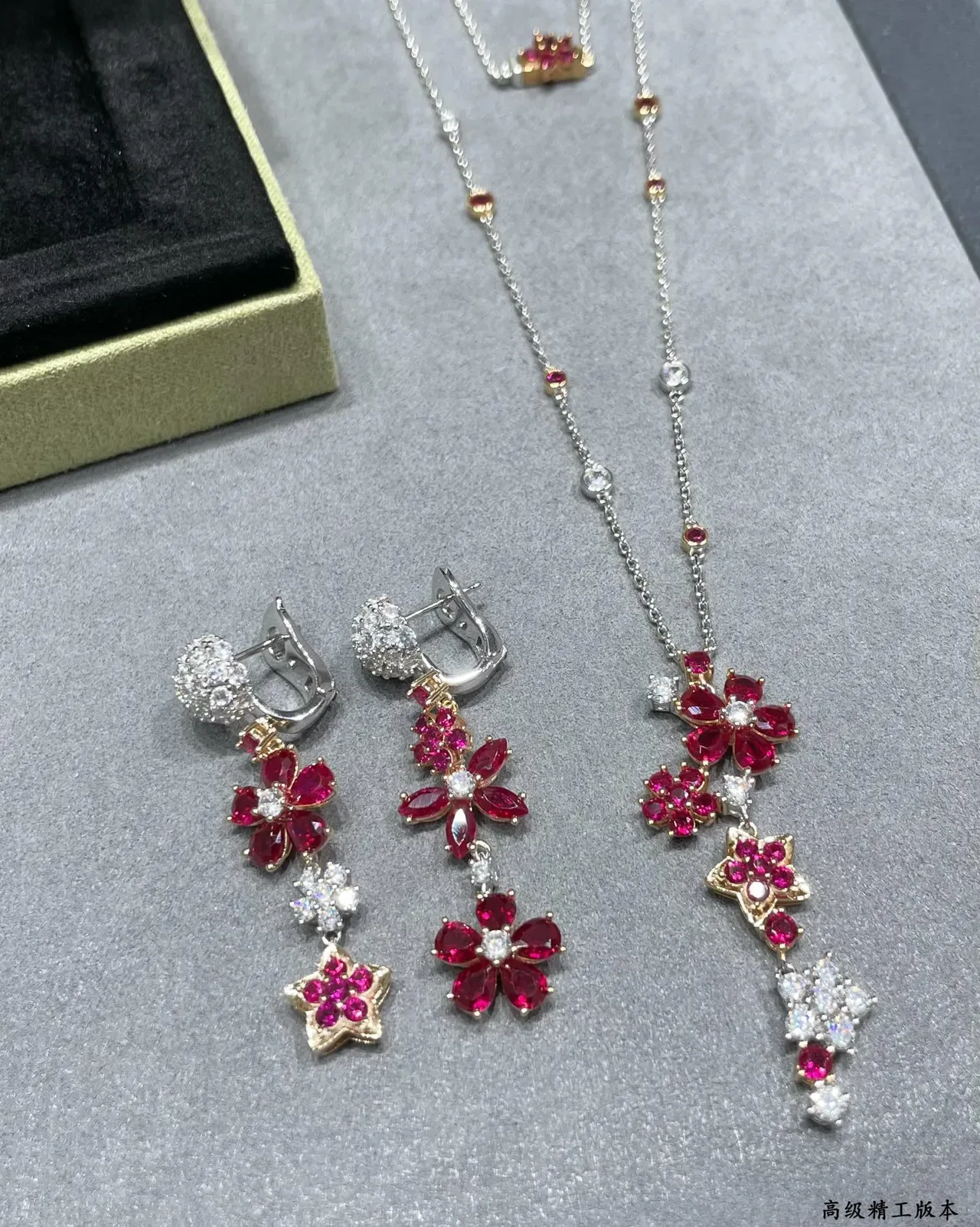 Van Cleef & Arpels 花卉与星辰图案 红宝石与钻石耳环 2