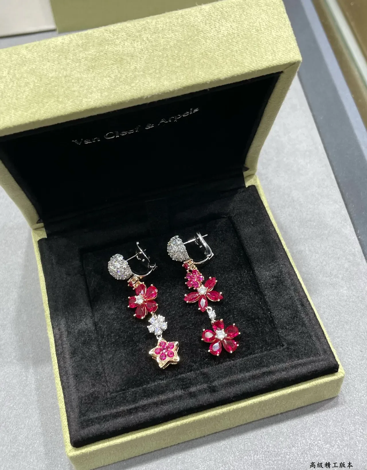 Van Cleef & Arpels 花卉与星辰图案 红宝石与钻石耳环 4