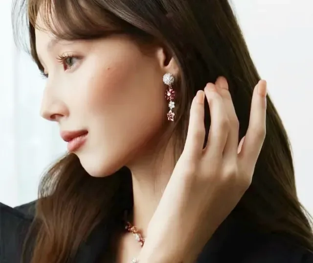 Van Cleef & Arpels 花卉与星辰图案 红宝石与钻石耳环 9