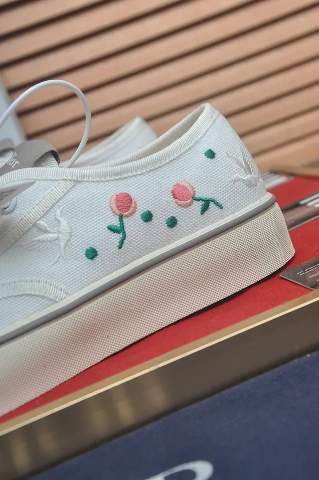 Vans Tênis Lifestyle Brancos e Rosados com Superior de Lona Bordado com Motivo Floral 2