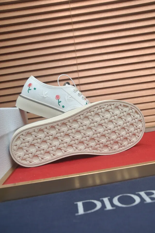 Vans Tênis Lifestyle Brancos e Rosados com Superior de Lona Bordado com Motivo Floral 3
