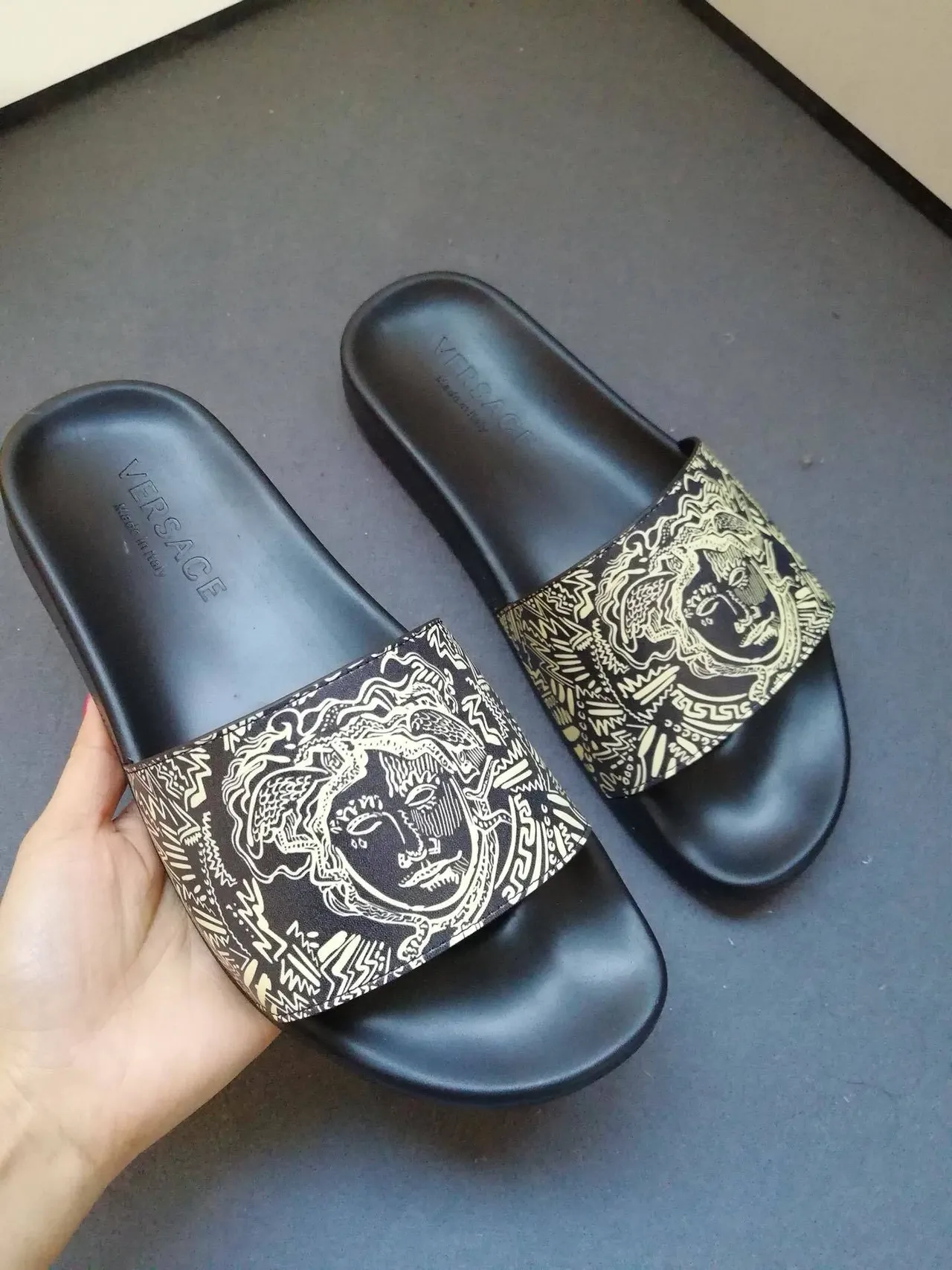 Versace কালো বাদামি Medusa-Print স্ট্র্যাপ সমতল রাবার সোল স্লিপার 2