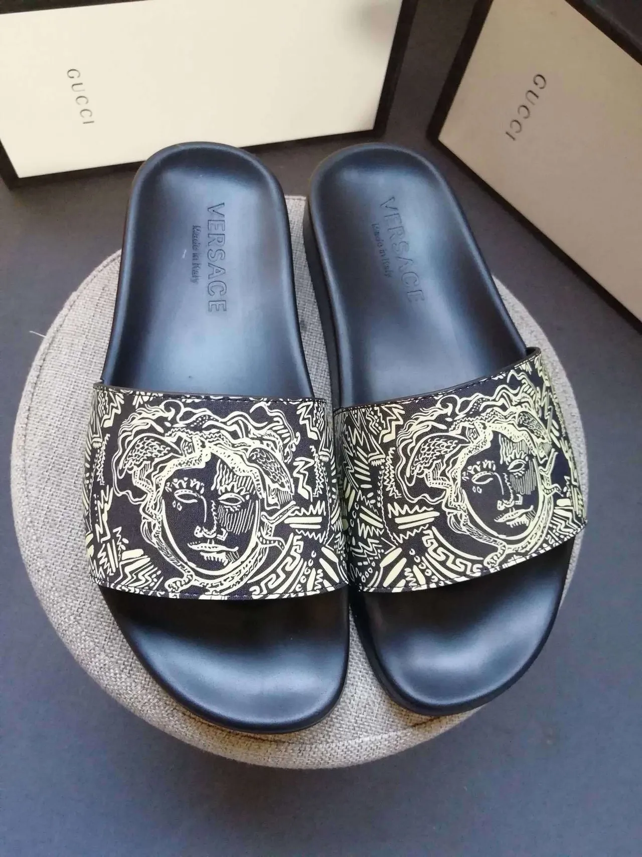 Versace কালো বাদামি Medusa-Print স্ট্র্যাপ সমতল রাবার সোল স্লিপার 3