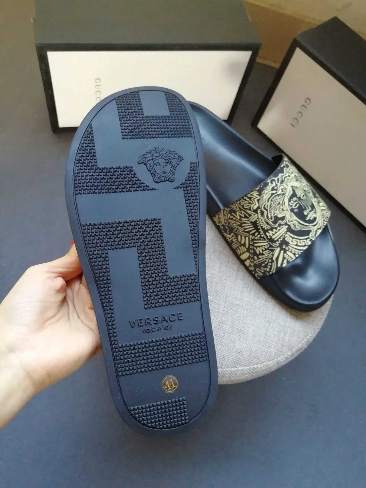 Versace কালো বাদামি Medusa-Print স্ট্র্যাপ সমতল রাবার সোল স্লিপার 4
