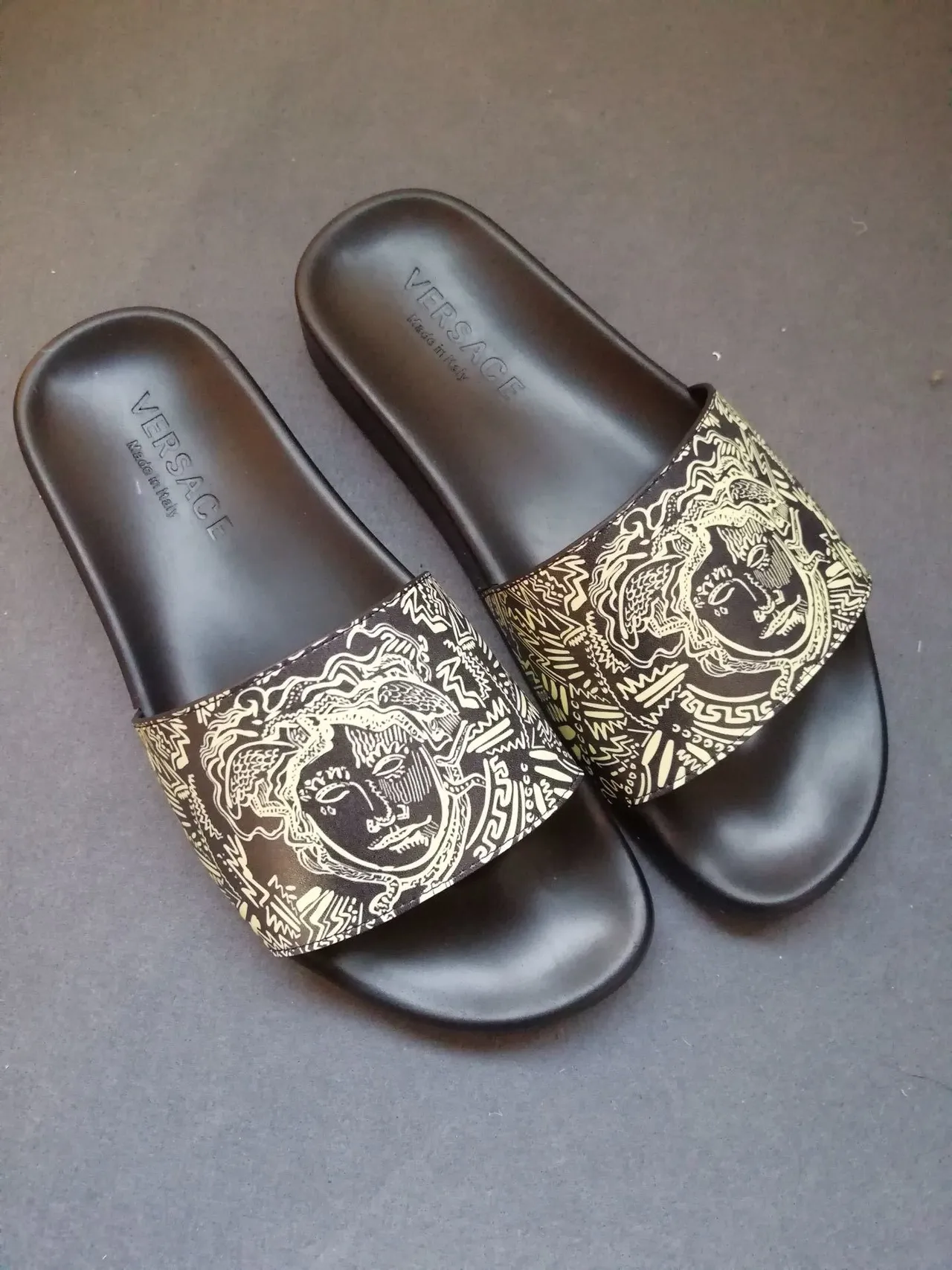 Versace কালো বাদামি Medusa-Print স্ট্র্যাপ সমতল রাবার সোল স্লিপার 5