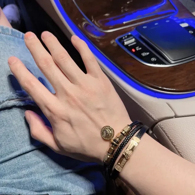 Versace Pulseira de Couro Trançado Preto e Dourado com Metal 2