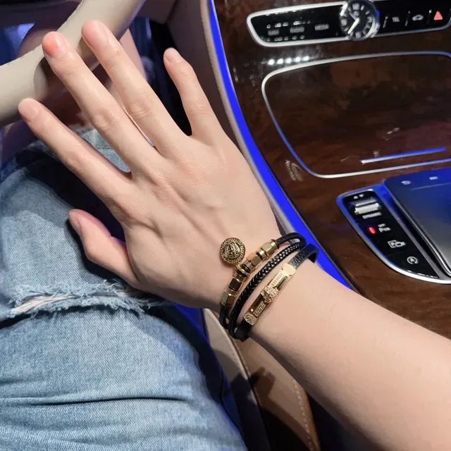 Versace Pulseira de Couro Trançado Preto e Dourado com Metal 5