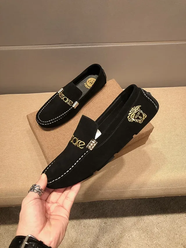 Versace لوفر أسود ذهبي سويدي مع تطريز اللوجو 3