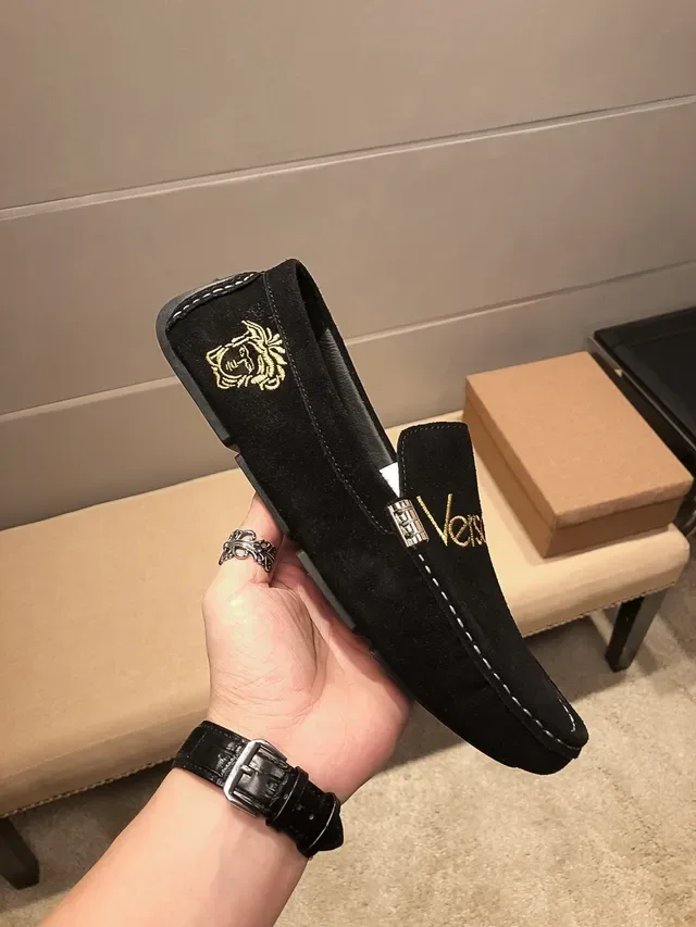 Versace لوفر أسود ذهبي سويدي مع تطريز اللوجو 4