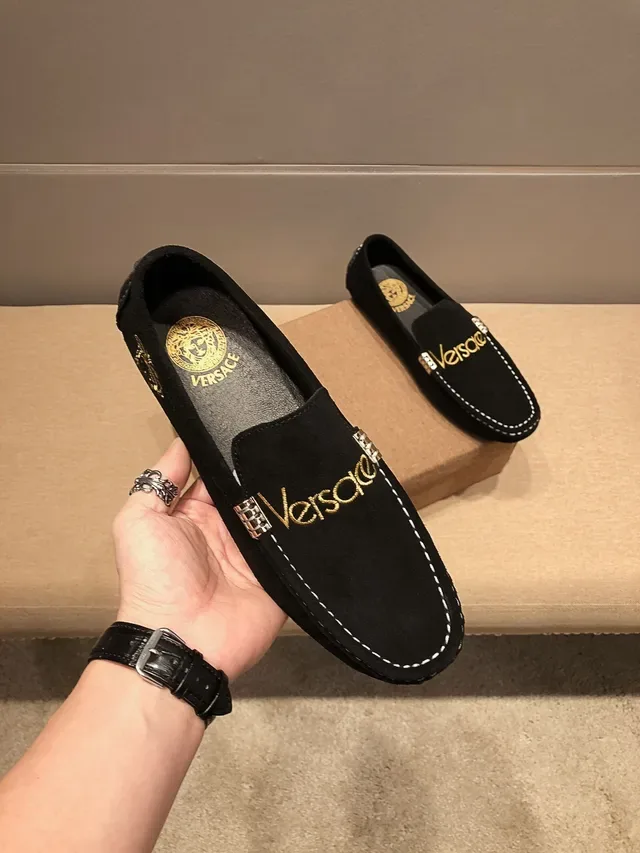 Versace لوفر أسود ذهبي سويدي مع تطريز اللوجو 5